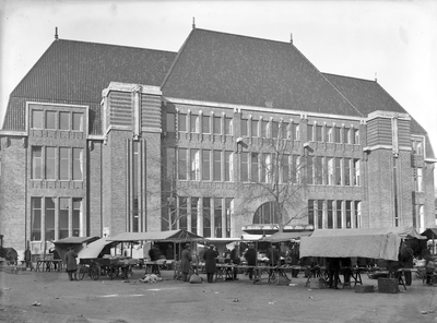 129715 Gezicht op het hoofdpostkantoor (Neude 11) te Utrecht, met op de voorgrond de warenmarkt.